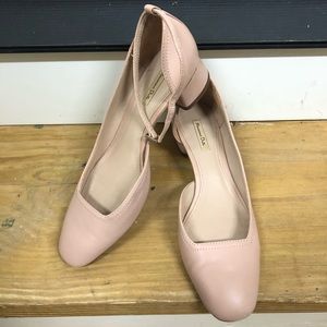 Pink beige leather pumps